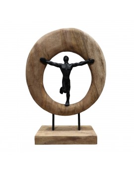 Homme dans cercle en bois